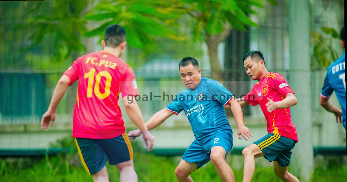 夜间球场边线的抽象线条纹理，深绿与黑色渐变